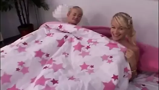 Milton twins - sœurs adolescentes au lit
