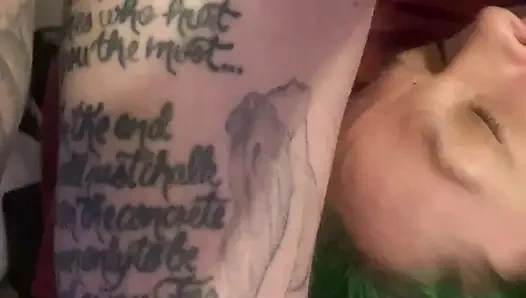 Süßes mädchen amber green wird ins gesicht gefickt