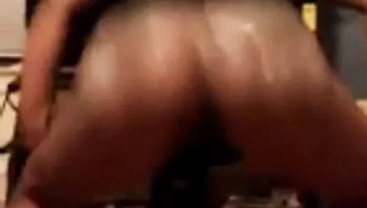 Thick tatted hoodrat twerks dat sexy nutted up azz.
