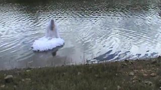 Camice bagnante nel lago, bagnante