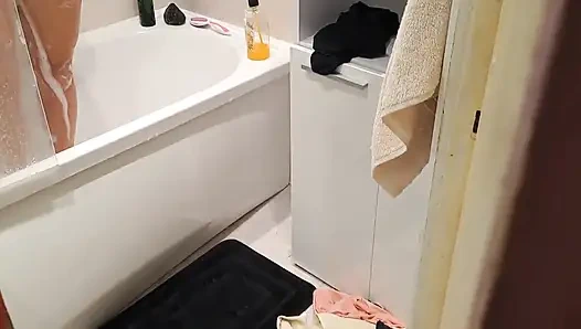 Genç üvey kız kardeşimi arıyorum ve mastürbasyon