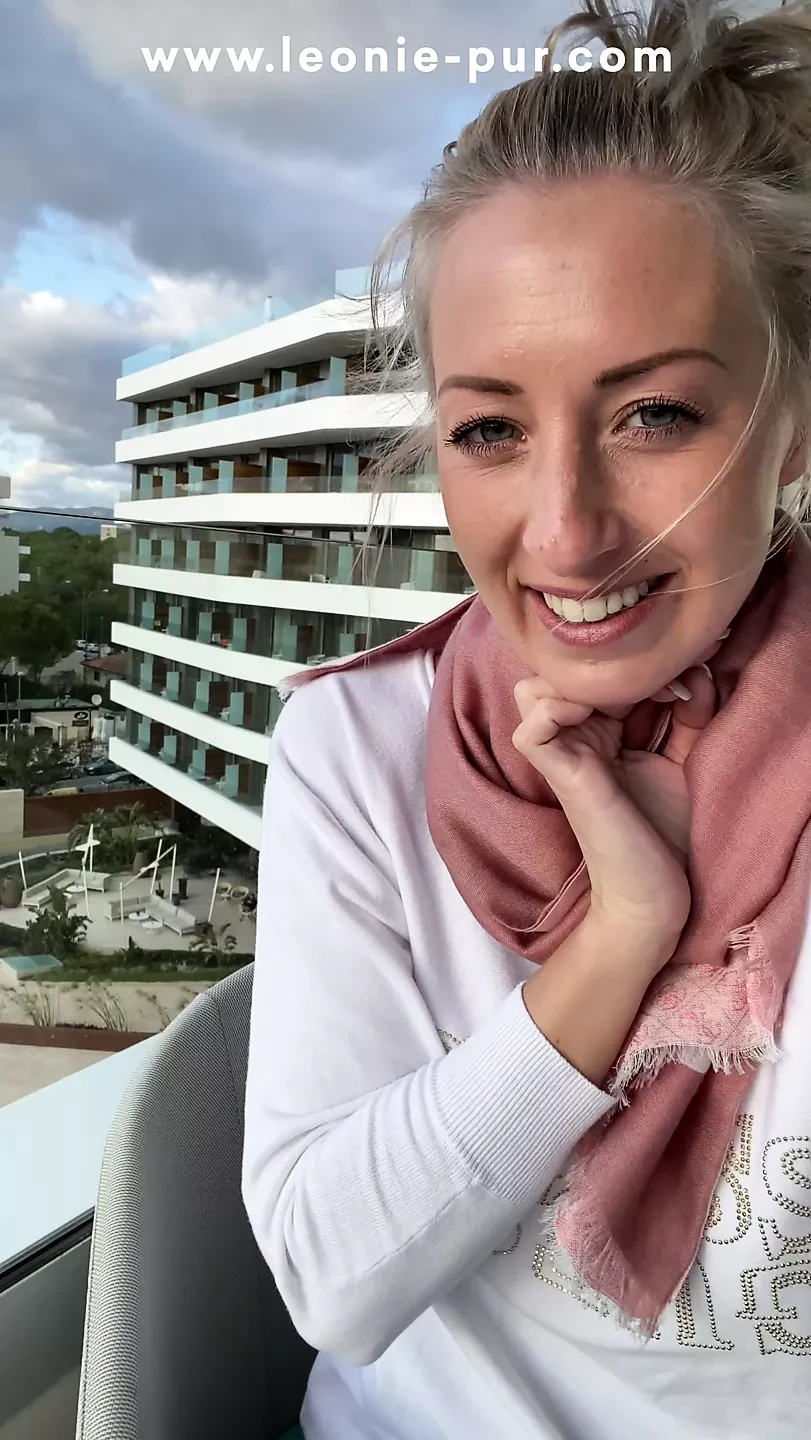 Mallorca&#39;da otel balkonunda orgazm için parmaklı
