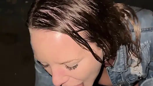 Горячая жена идет в бар и сосет учу под дождем, затем идет домой, чтобы трахнуться