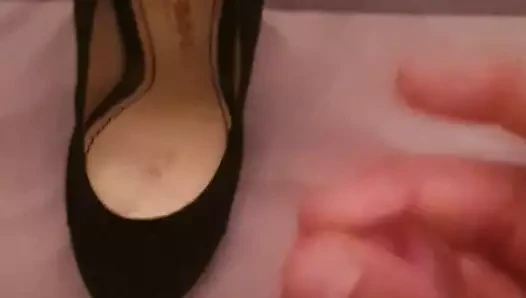 Auf die Schuhe von der geilen Nachbarin