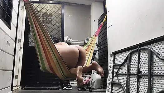ASYALı ORTA YAŞLı SEKSI KADıN SALLANıRKEN SERT SIKILIYOR