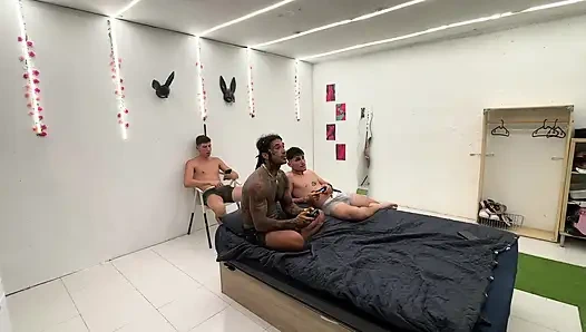 18 Yaşındaki Kız Oynamamıza Izin Vermiyor, 3 Kişiyle Oynamak İstiyor - Britney Ducth