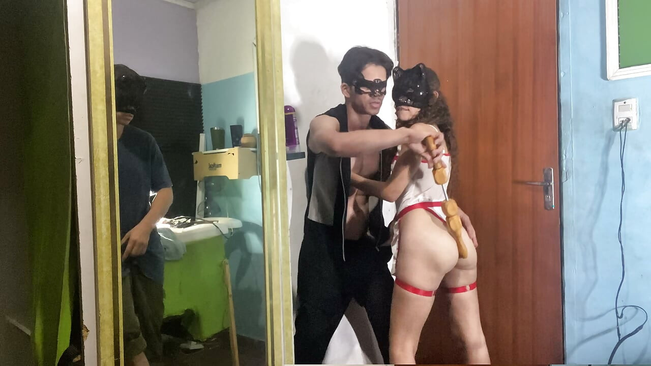 Marido assistindo a esposa com o massagista