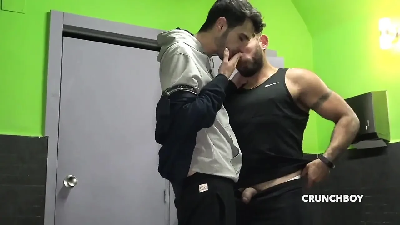 Young dude use dbyd addy in public toilets