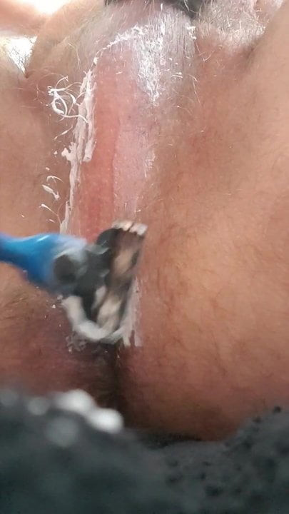 ひげをそる