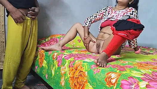 Cewek itu lagi fingering memeknya tapi nggak enak, topinya nggak sampai ke memeknya, dan dia minta tolong sama mantan suaminya.