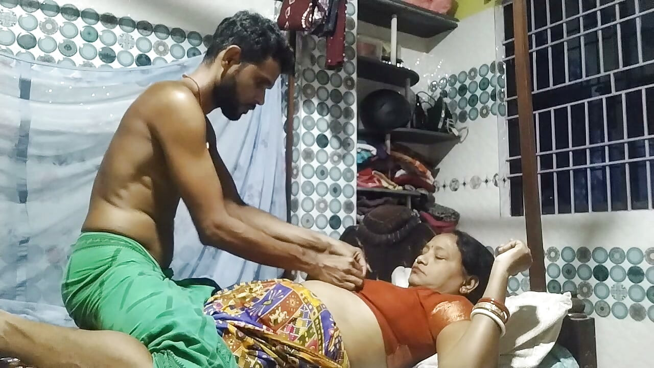 Aunty ne naya saree or blouse ke sath sex kra apne husband ke sath