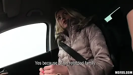 Оказавшиеся в затруднительном положении - щенок Victoria наполнил свою бритую тугую киску