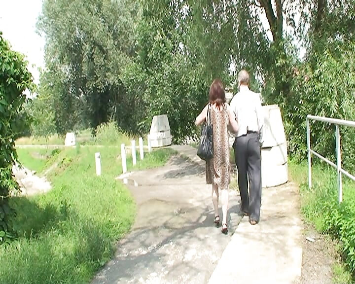 Thiếu niên tóc vàng gợi cảm làm tình với bà già của cô ấy