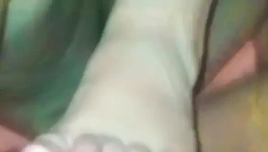 Мачеха подпрыгивает на большом члене ее пасынка, затем трахается, как собака и сквиртует сок из ее киски безостановочно.