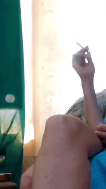 「Hot MILF Smoke Cigarette Live」の壮大な瞬間