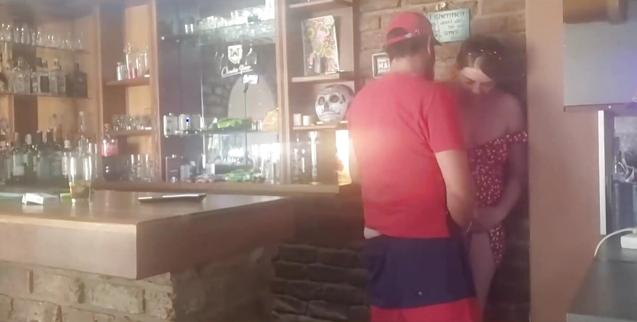 뒤에서 따먹히는 갈색 머리 밀프