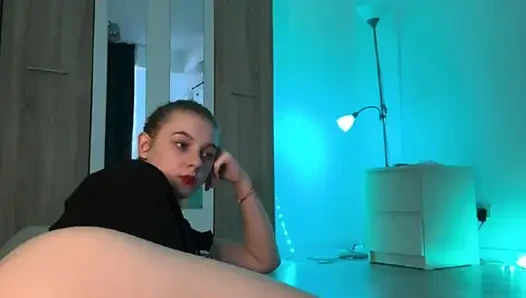 Jucielussie lutscht dildo und sexy doggystyle