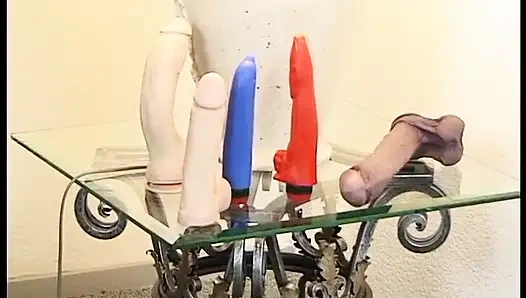 Зрелая блондинка трахает дилдо свою киску и отсасывает хуй, пока кончить не заполнит ее рот