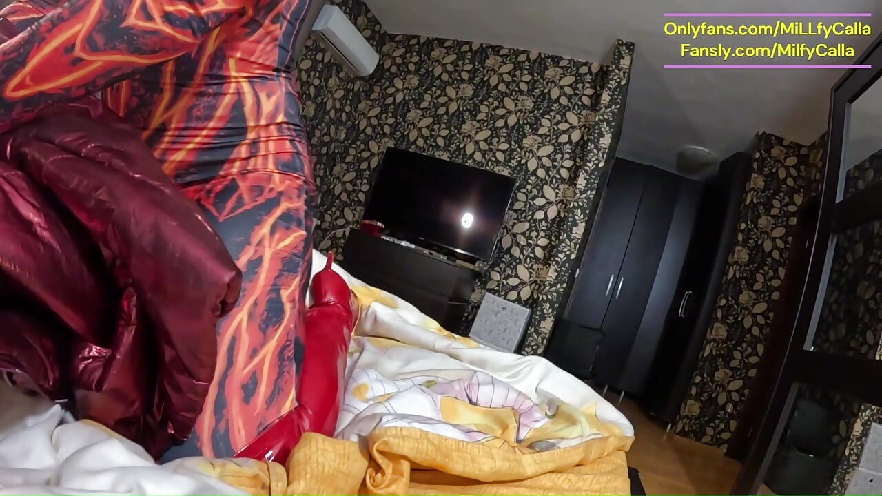 Cewek sange ini lagi asik nyepong, nyepong kontol sampai toketku dicrot sperma hangat