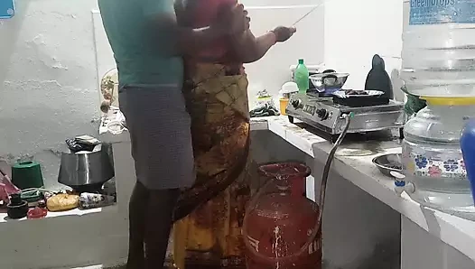 Ich hatte sex mit schwiegermutter, während sie in der küche kochte