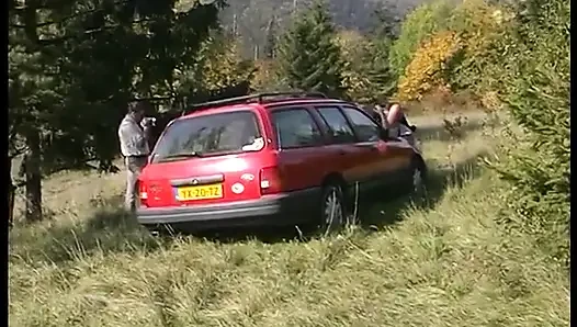 Büyük memeli sarışın amcığı açık havada yalıyor ve çarpıyor