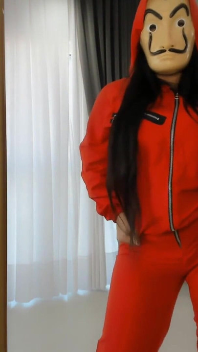 Un momento emozionante da "La casa de papel cosplay grande culo latina che stuzzica al palo e dà il più caldo JOI"