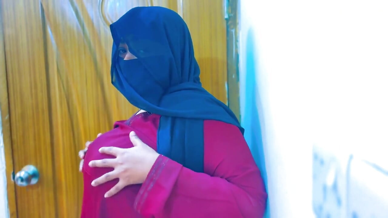 Mucama caliente egipcia se pone super cachonda y comienza a masturbarse en la sala de la oficina y el jefe comienza a masturbarse con la mano viándola