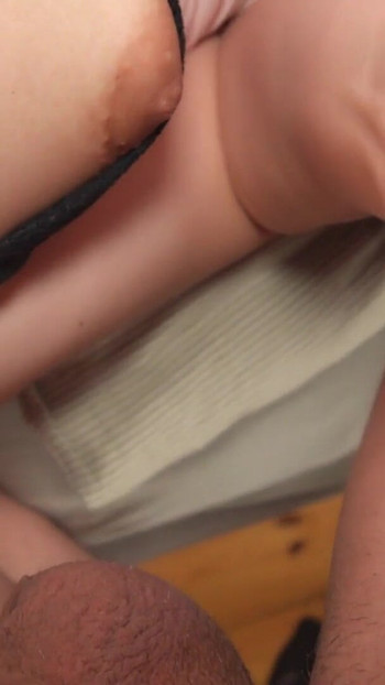 La mia sorellastra mi eccita così tanto che non sono riuscito a resistere e la ho scopata e sborrata sul suo culo grosso | Clip 1