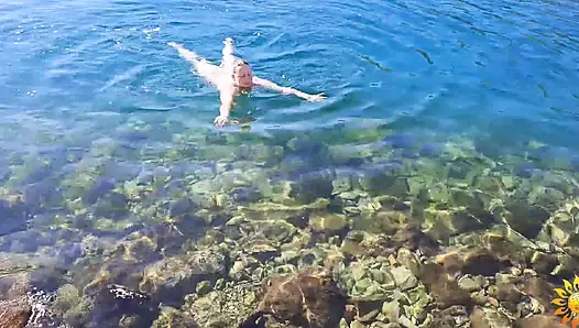 Schöner amateur-fkk: outdoor-dehnen &nackt schwimmen kunst