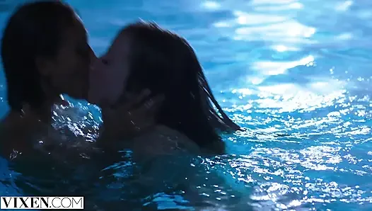 VIXEN - Janice Griffith и Ivy Wolfe прокрались на задний двор для ночного развлечения в бассейне