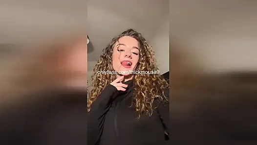 TikTok teen squirtet im live-stream, muschi in voller anzeige