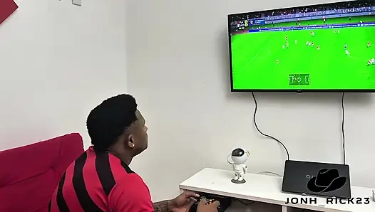 Video oyunları oynuyordum ve üvey erkek kardeşim beni aramaya geldi.