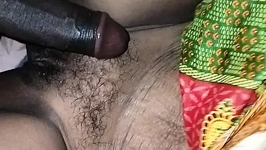 Üvey annemi sert sikiyorum, üvey annem üvey babamı özlüyor, bu yüzden sert yarağımı istiyor, tam Hintçe video