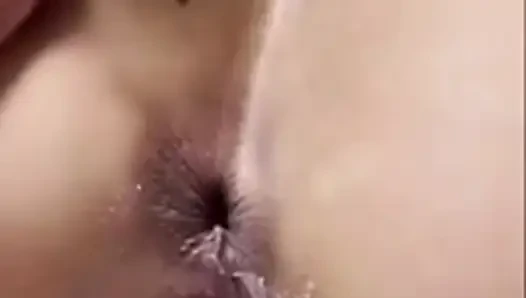 Частное видео без цензуры в видео от первого лица Очаровательно симпатичная стройная красотка делится тайной сессии с кримпаем на камеру