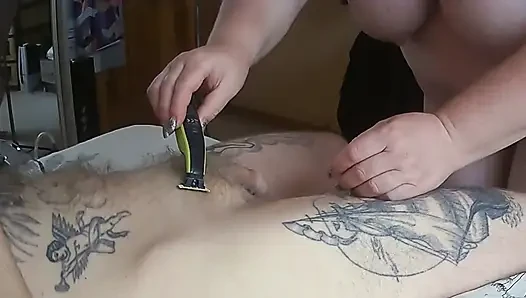 Eine freundin rasiert meinen schwanz und wichst dann