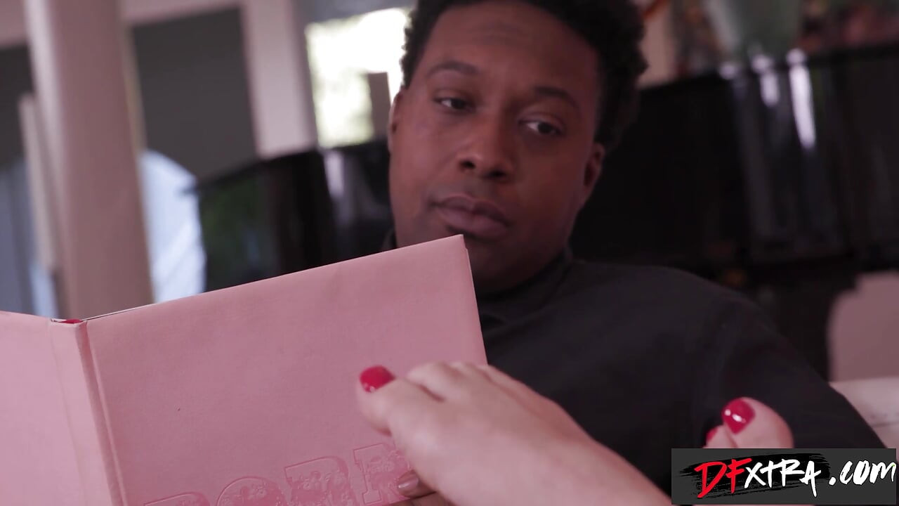 DFXTRA - La coquine Kylie Rocket à son beau-père « Baise-moi les pieds comme ce mec en cours ? »