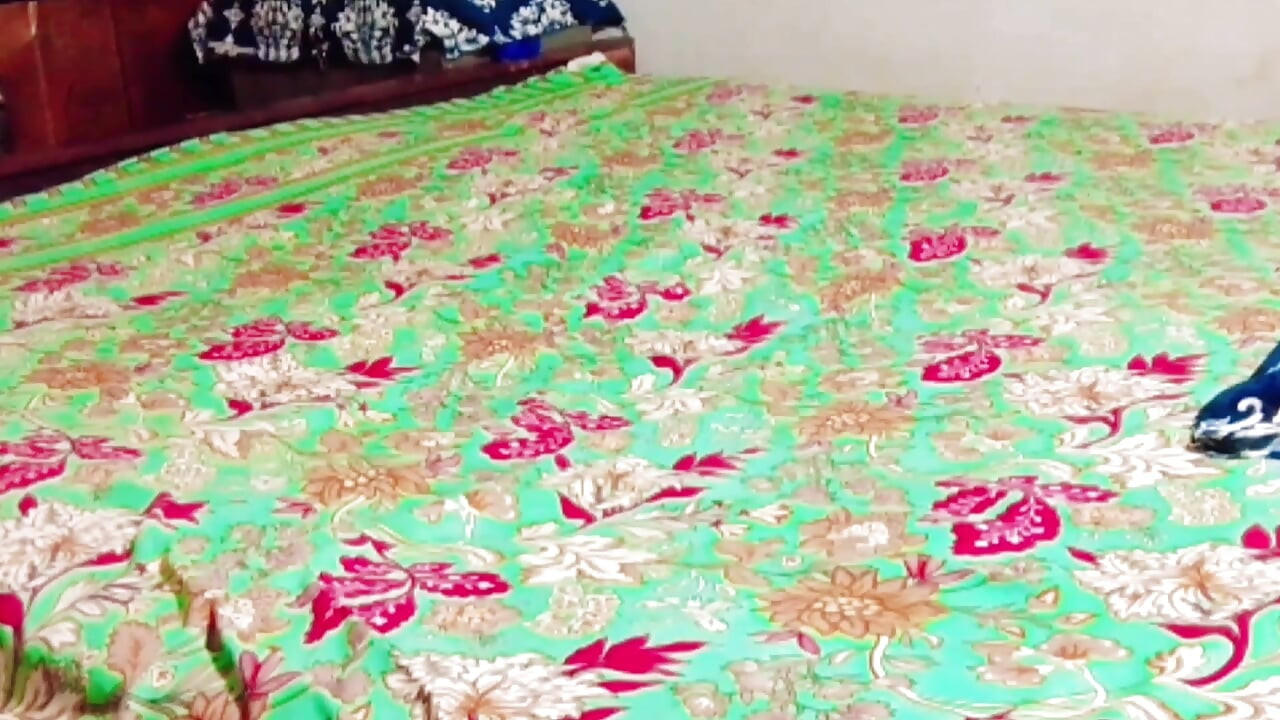 Barsaat ke mausam mein chute lagwane ka Apne maja hai barsat ke mausam mein gand Marne ka apna Maja