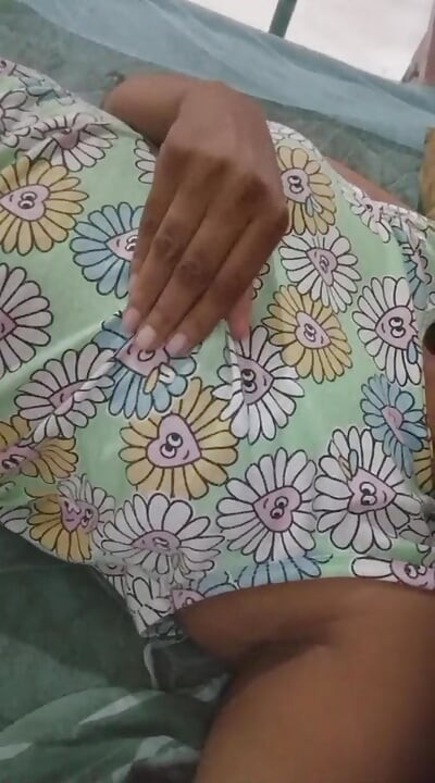 Musterbate d’une étudiante de plus de 18 ans avec ses gros seins et son local sri-lankais mouillé