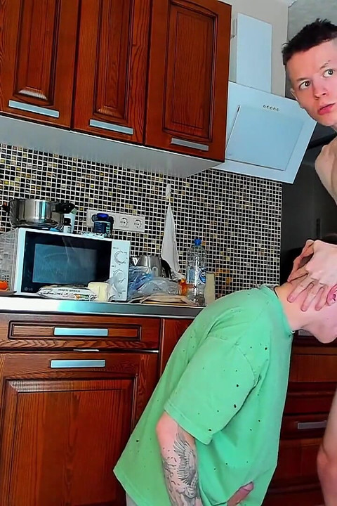 ฉันพาหนุ่มวิทยาลัยมาที่บ้านแต่ไม่ได้บอกว่าทําไม!