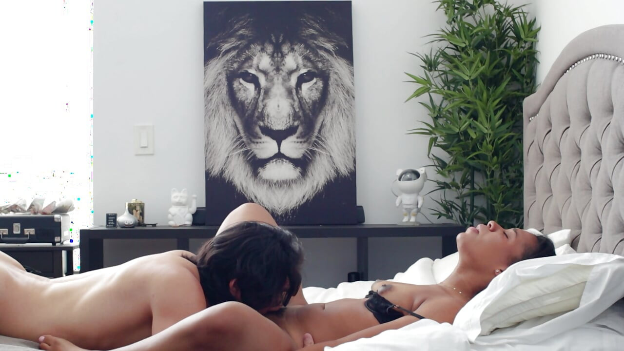 Schattige en sexy zwarte lieverd Ami Bue heeft gepassioneerde romantische seks met Aziatische Hunk Leo Vice