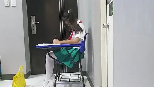 Отчаянная студентка писает