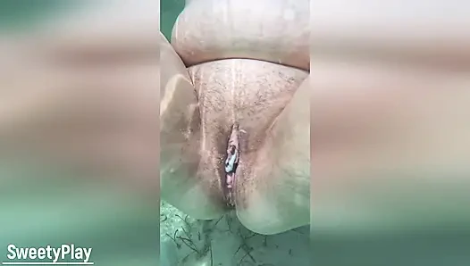 Yabancı plajda amcığımın içine boşalıyor. Su altında dölleme