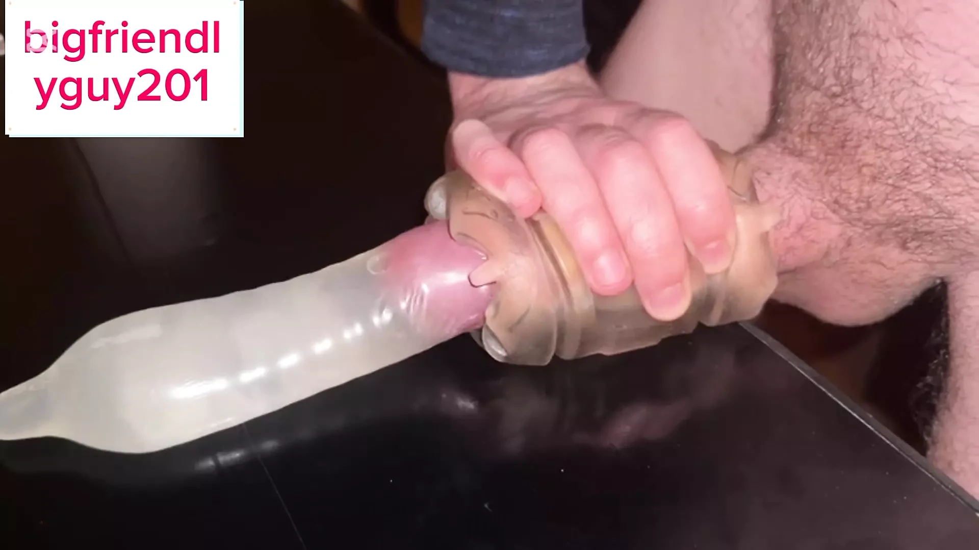 Kille stönade medan han knullar fleshlight med smutsigt samtal tills enorm sperma i vatten