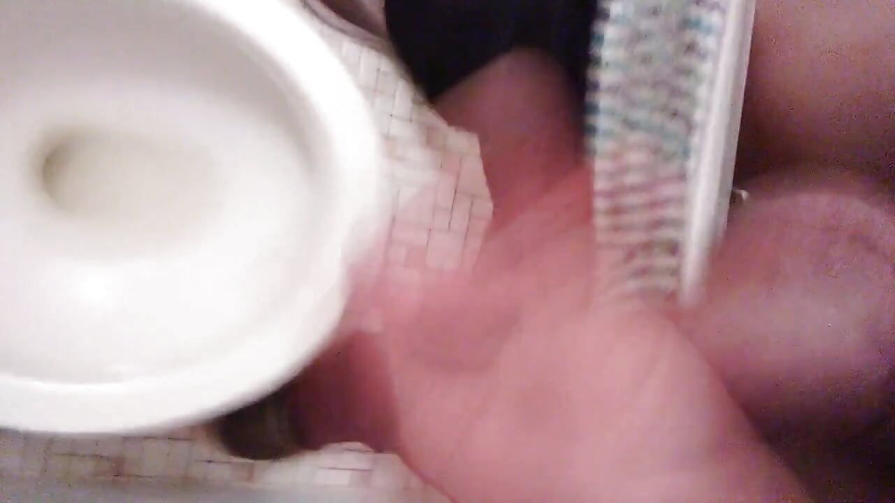 POV - สาวข้ามเพศน้ําแตกที่กล้องขณะฉี่ในมือ