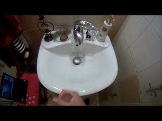 Masturbacja przy umywalce