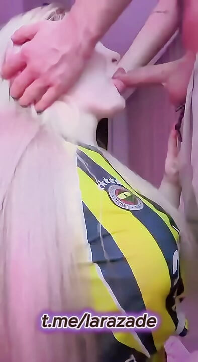 Blondynka sama z dużym penisem - tureckie porno Fenerbahce