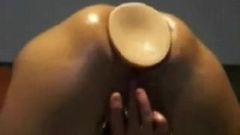 Esclave percée avec un énorme plug anal dans le cul
