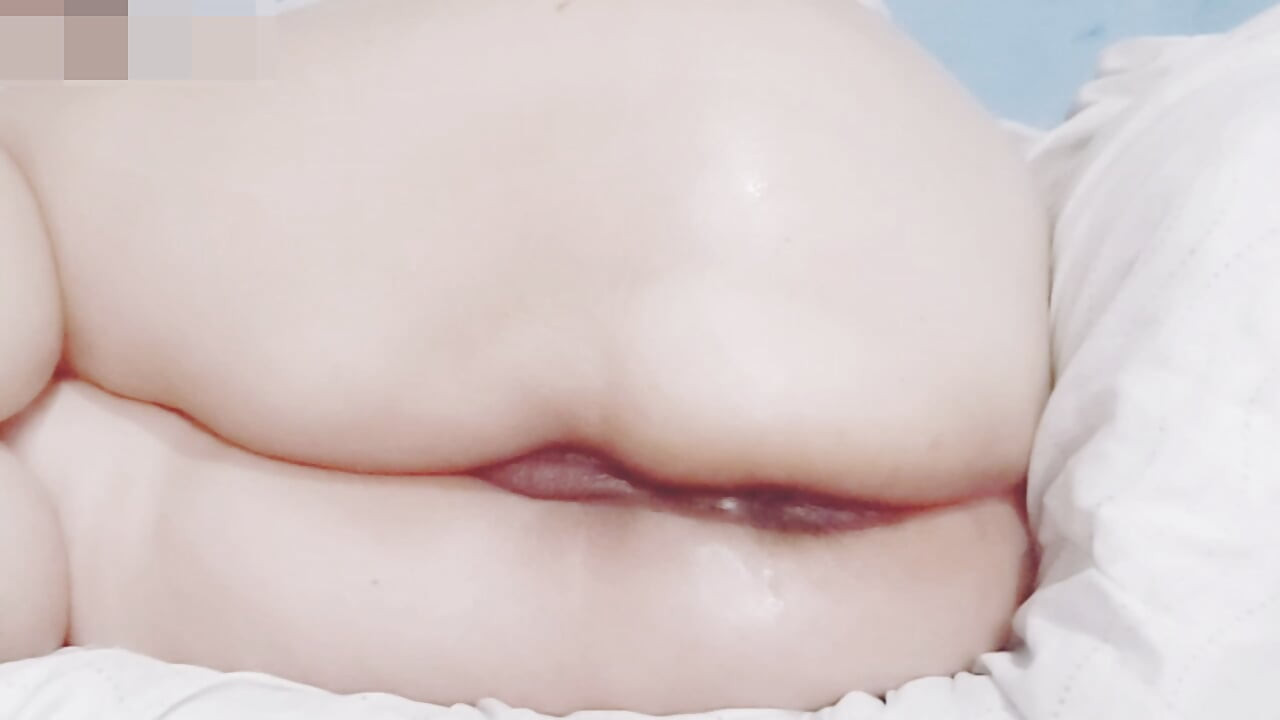 Opening my ass with giant dildo to try to put my hand in the back