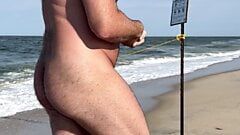 Esame pubblico della spiaggia nudista con erezione e esposizione al buco