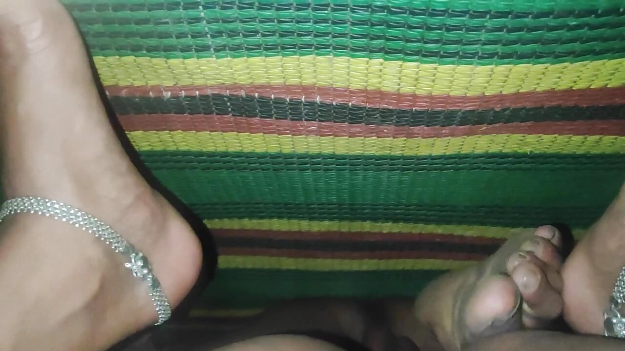 Noche prohibida: Compartiendo cama con mi hermanastra de vacaciones
